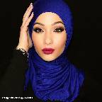 الفاشينيستا نورا عفيا تختار الحجاب الملوّن